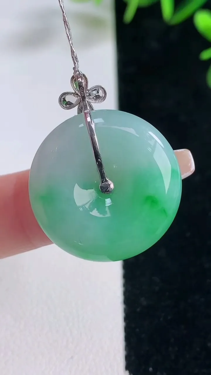 天然A货翡翠平安扣吊坠，尺寸22.7-5.7，重量:8.42g
12月28日