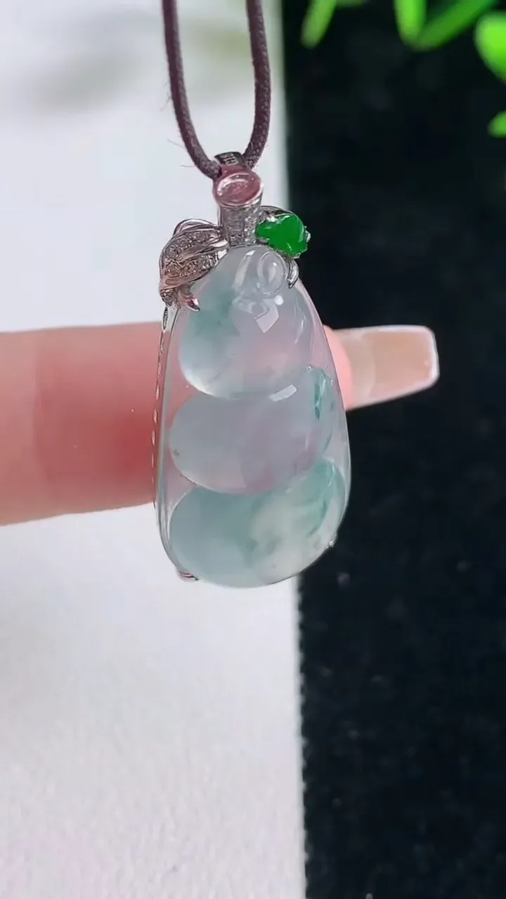 天然A货翡翠种飘花福豆吊坠，尺寸29-13.6-6.3，重量:4.07g
12月28日