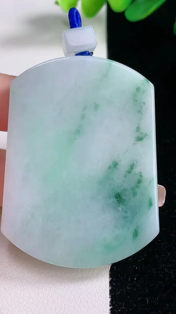 天然A货翡翠飘花无事牌吊坠，尺寸56-41.5-6，重量:42.32g
12月28日