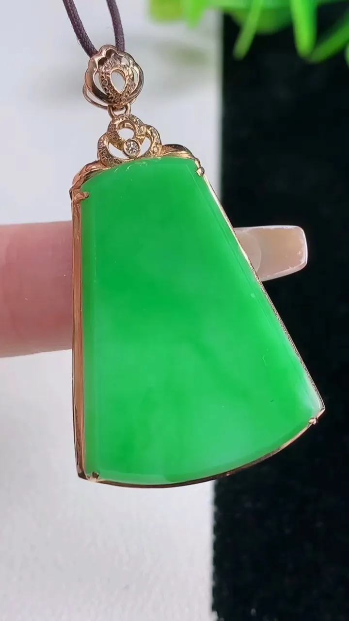 天然A货翡翠无事牌吊坠，尺寸40-24.3-4.4，30.2-22.8重量:3.62g
12月28日