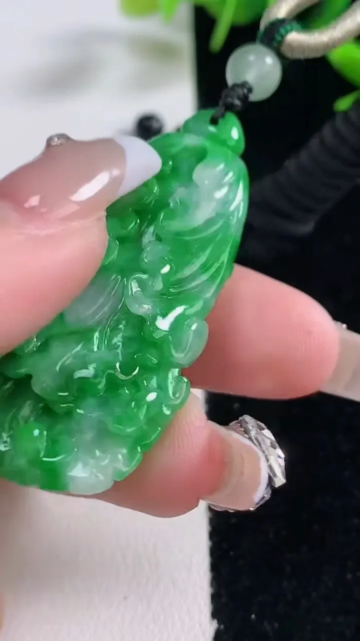 天然A货翡翠白菜吊坠，尺寸48.2-22.6-9.8，重量:20.00g
12月28日