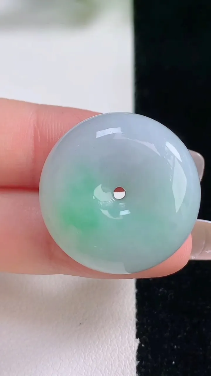 天然A货翡翠路路通吊坠，尺寸26-12.2，重量:18.51g
12月28日