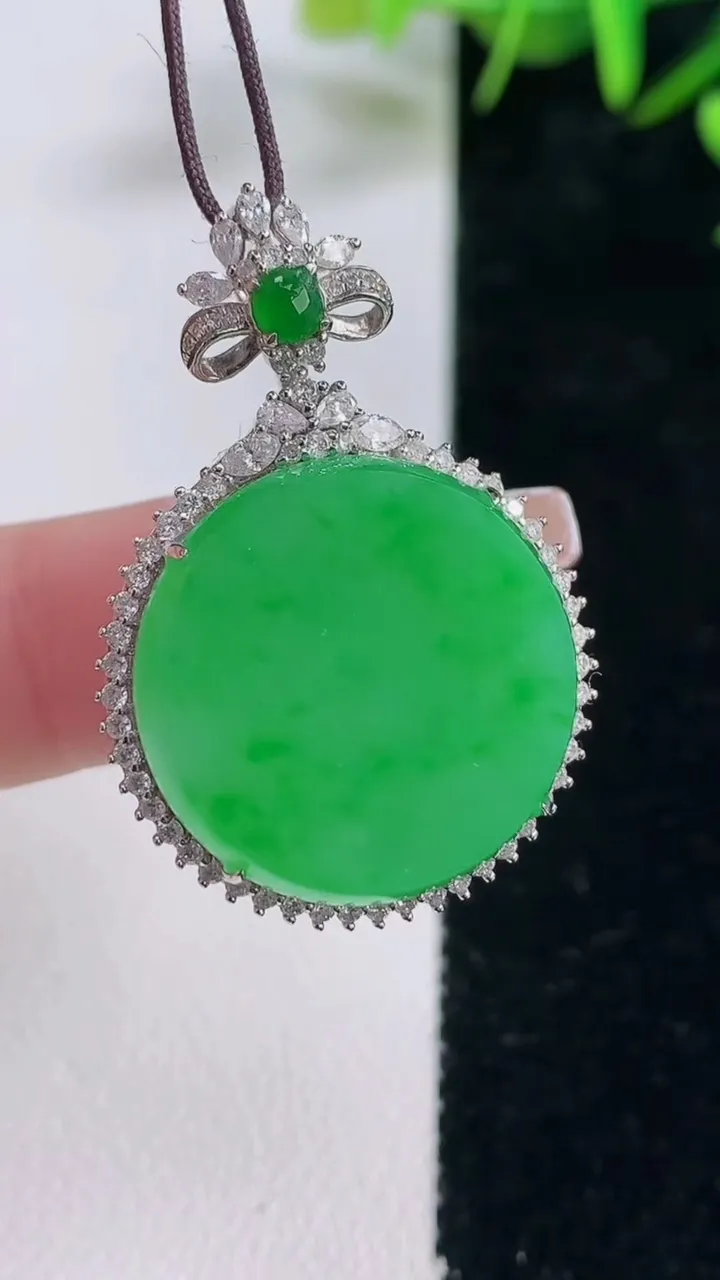 天然A货翡翠无事牌吊坠，尺寸34.7-24.3-10.6，裸石20.6重量:10.08g
12月28日