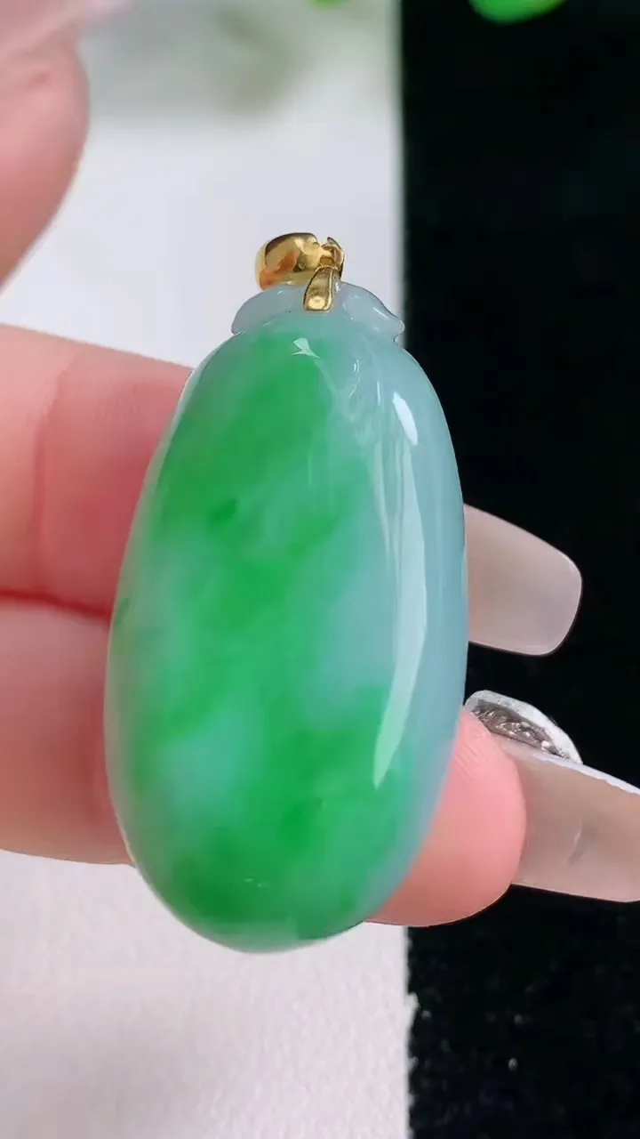 天然A货翡翠福瓜吊坠，尺寸35.5-18.3-11，重量:14.20g
12月28日