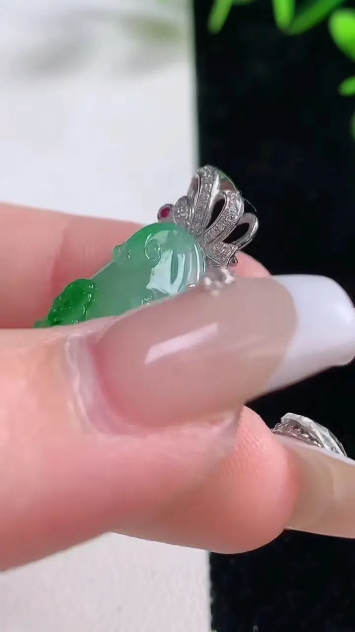 天然A货翡翠和和美美 荷叶鱼吊坠，尺寸32.8-25.6-17-7.4，重量:5.55g
12月28