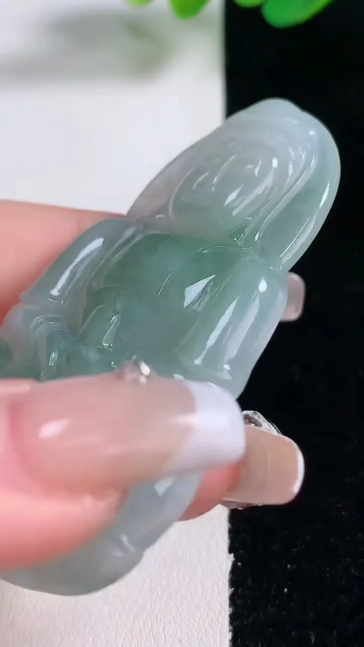 天然A货翡翠飘花观音菩萨吊坠，尺寸62.5-39.5-5.6，重量:24.75g
12月28日