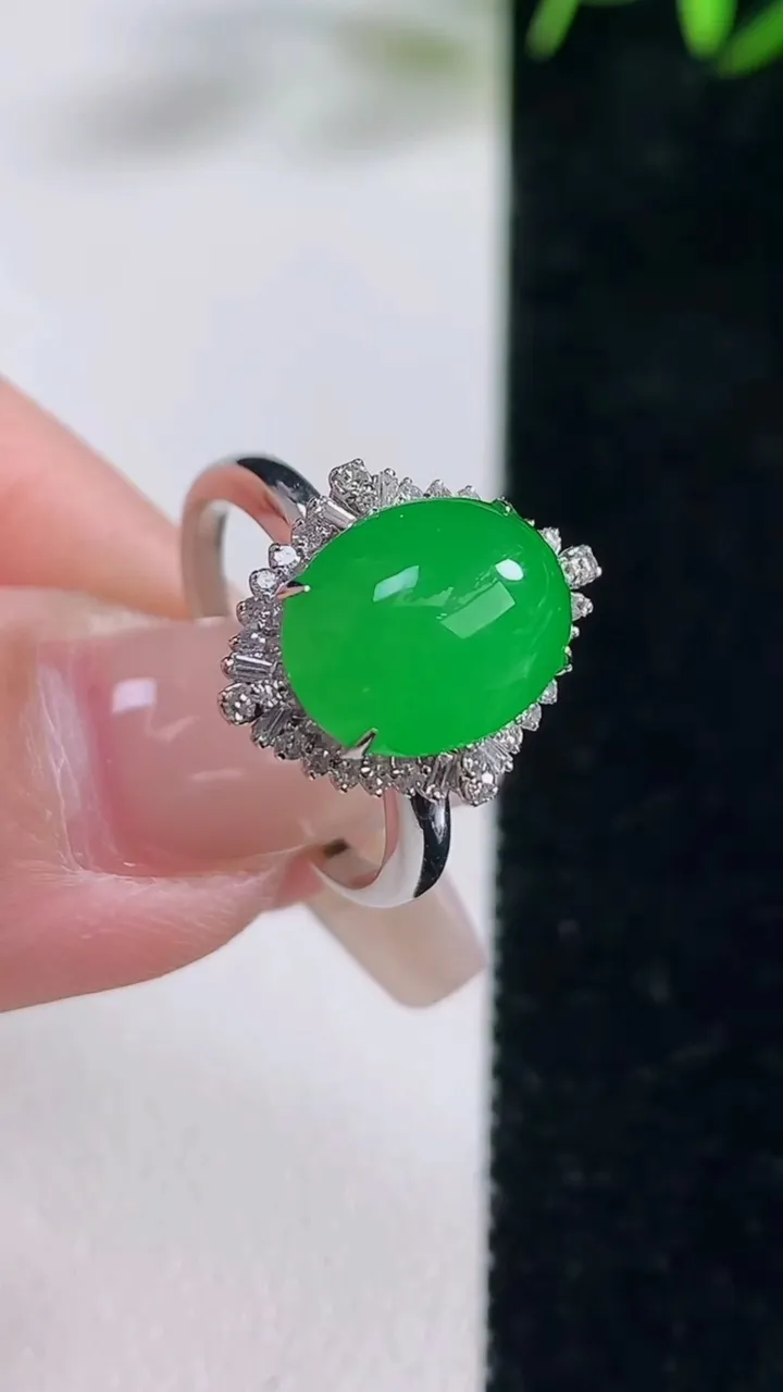 天然A货翡翠蛋面戒指，尺寸17.3-11.2-8.9-10.5，重量:3.33g2025年12月28