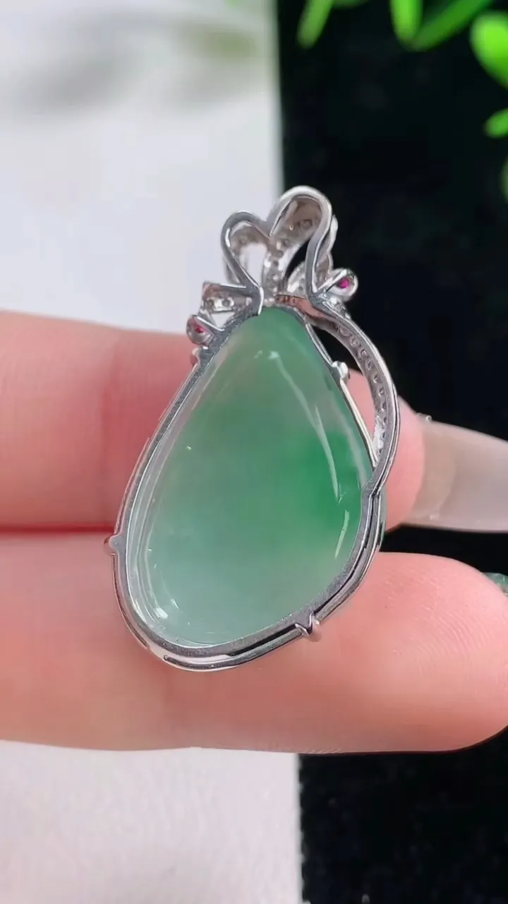 天然A货翡翠和和美美 荷叶鱼吊坠，尺寸32.8-25.6-17-7.4，重量:5.55g
12月28日