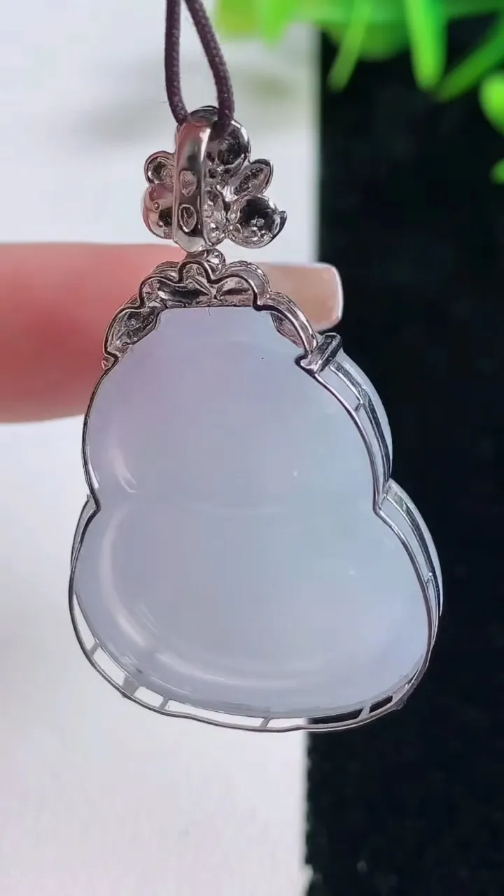 天然A货翡翠18K金紫罗兰葫芦吊坠，尺寸41.8-30-25.2-9.8，重量:11.90g
12月28日