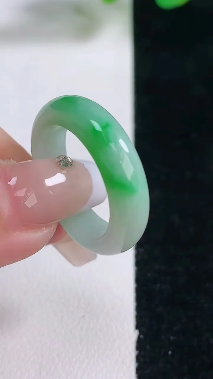 天然A货翡翠指环戒指，尺寸18.9-5.8-3.7，重量:4.62g2025年12月28日
工厂直销收藏佳品,种好水足，色泽均匀，有种有色，上手高大气！