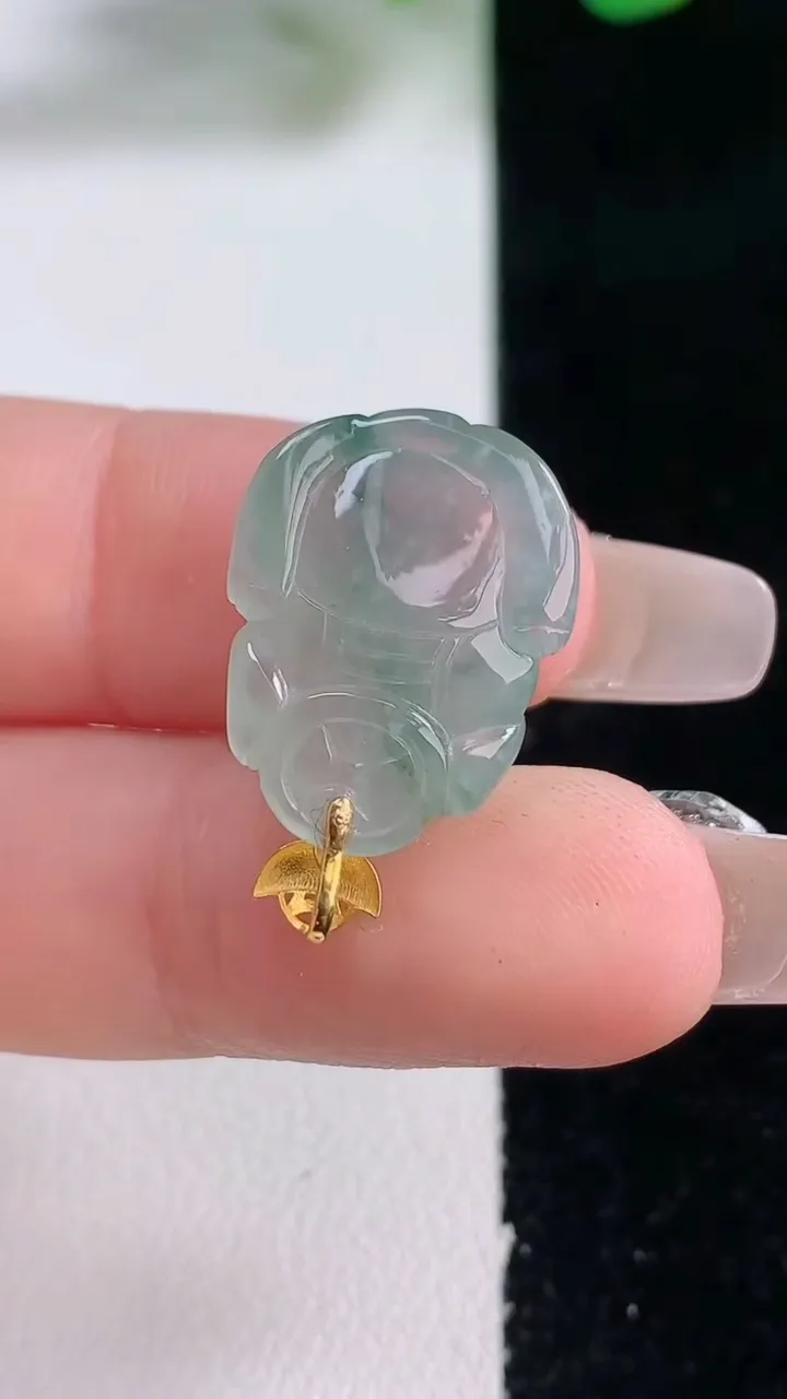 天然A货翡翠18K金飘花貔貅吊坠，尺寸19.2-15-7.5，重量:3.55g
12月28日