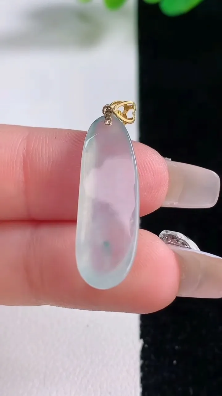 天然A货翡翠种飘花悟道吊坠，尺寸26.8-9.1-4.9，重量:2.13g
12月28日