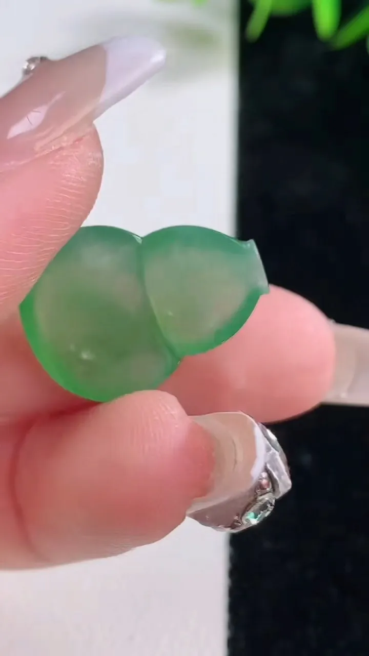 天然A货翡翠葫芦镶嵌件，尺寸21.4-15.4-4.8，重量:3.07g
12月28日