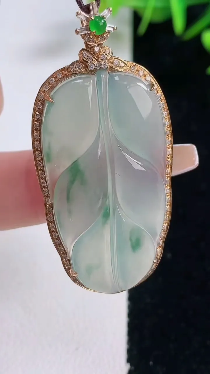 天然A货翡翠种飘花金枝玉叶 叶子吊坠，尺寸49-23-6.9，裸石37.6-20重量:7.88g
1