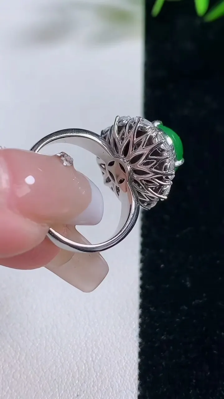 天然A货翡翠蛋面戒指，尺寸17.3-12-9.7-12.3，重量:5.89g2025年12月28日
工厂直销收藏佳品,种好水足，色泽均匀，有种有色，上手高大气！