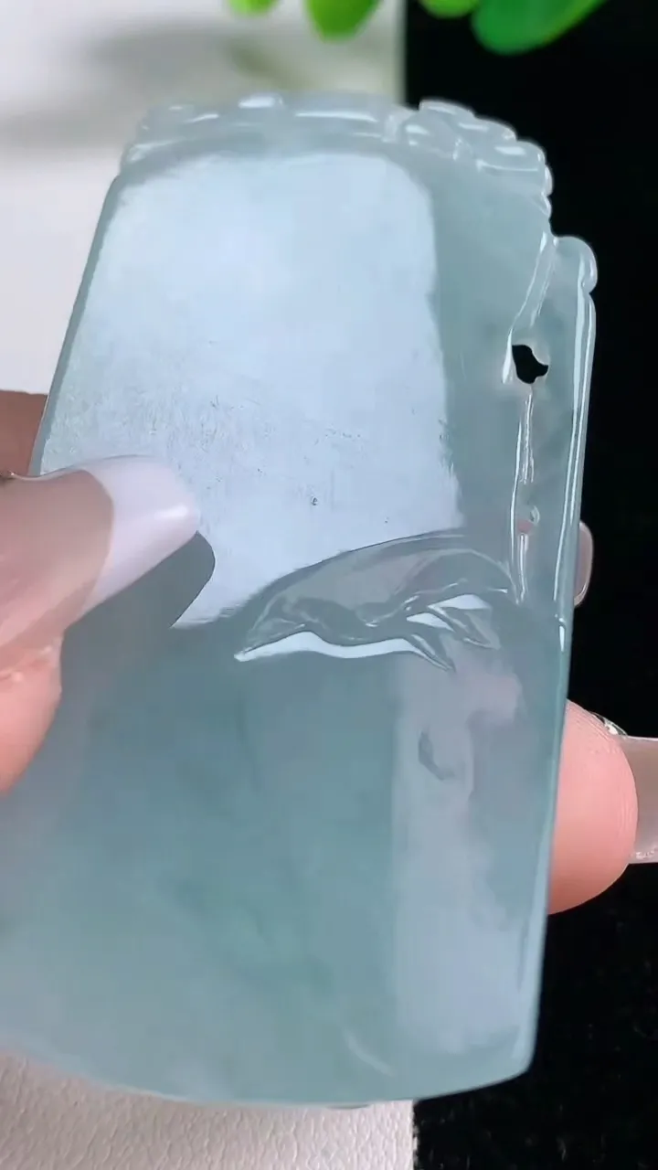 天然A货翡翠飘花山水大势至菩萨吊坠，尺寸62-32.8-6.9，重量:27.78g
12月28日