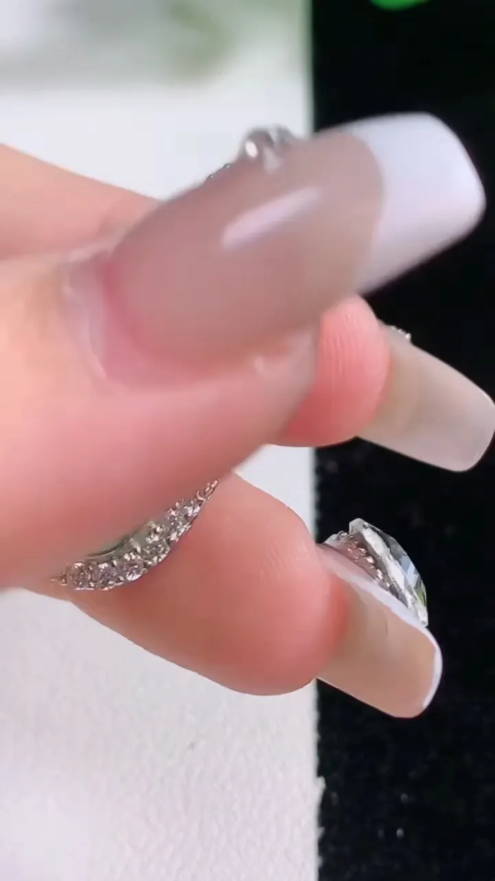 天然A货翡翠金枝玉叶 叶子吊坠，尺寸30-15.6-8.6，裸石20.6-14重量:5.43g
12