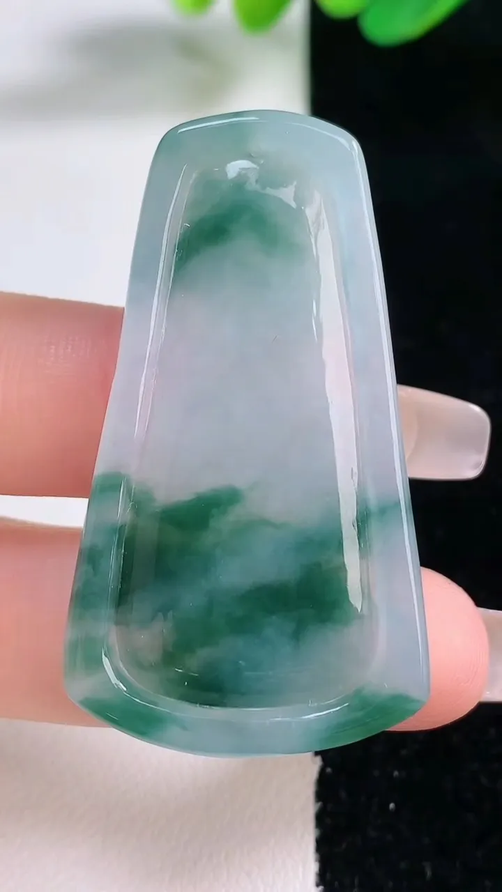 天然A货翡翠飘花阿弥陀佛吊坠，尺寸47-26.2-4.9，重量:12.87g
12月28日