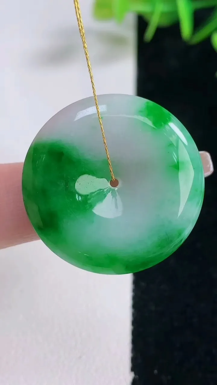 天然A货翡翠平安扣吊坠，尺寸28.8-5.9，重量:10.44g
12月28日