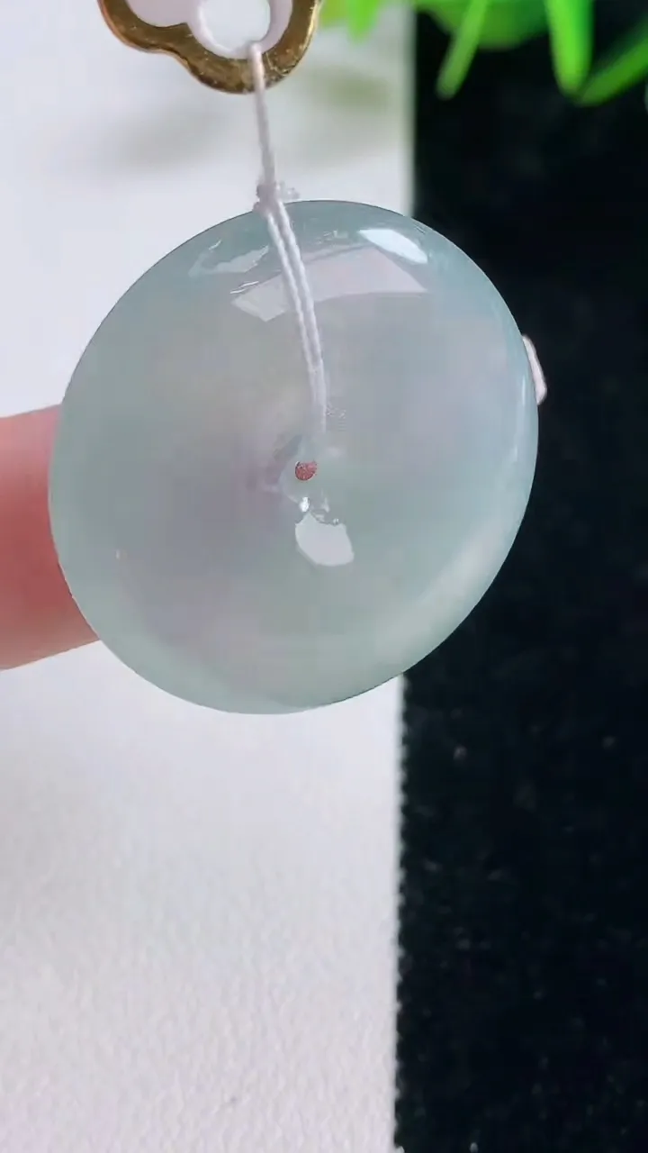 天然A货翡翠平安扣吊坠，尺寸28-5.9，重量:9.53g
12月28日