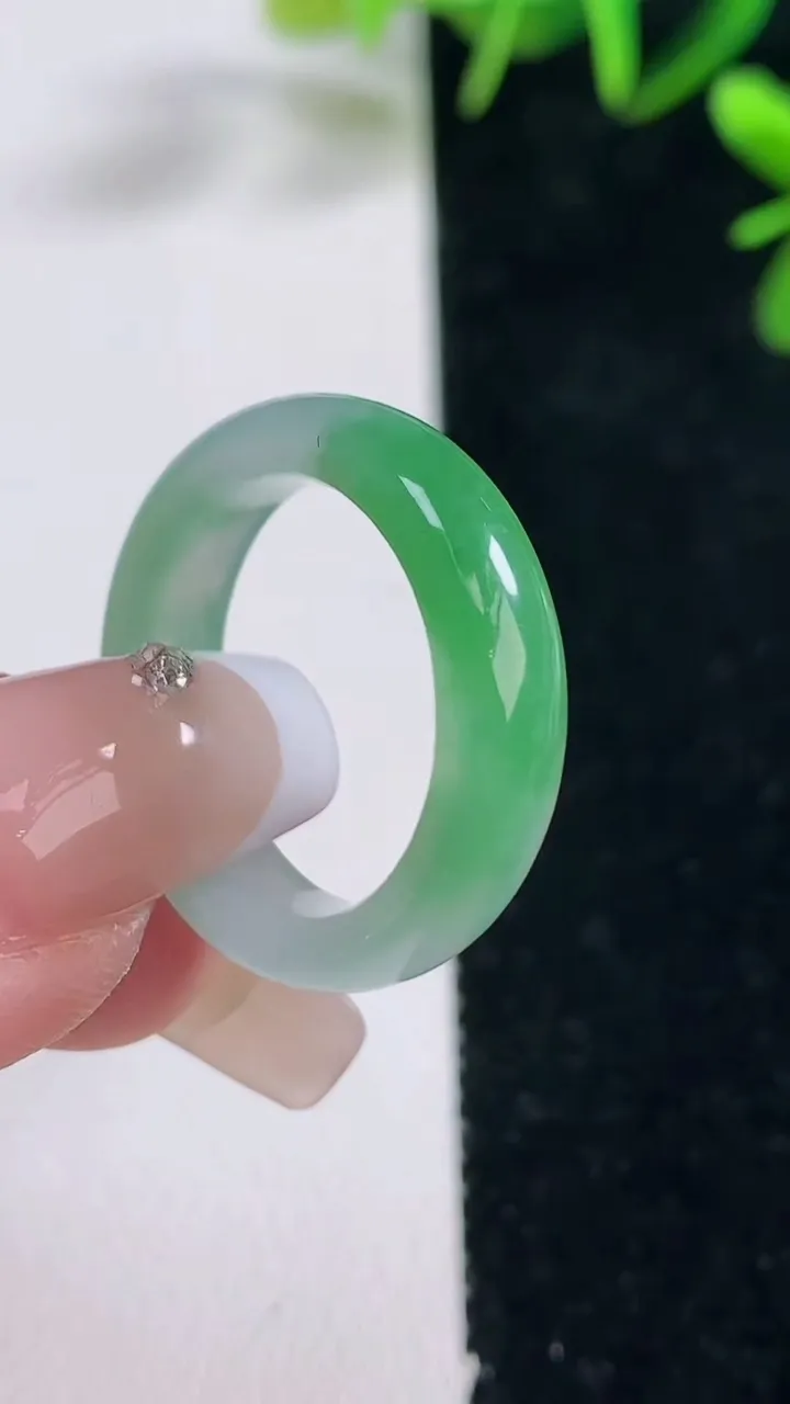 天然A货翡翠指环戒指，尺寸18-5.6-4.2，重量:4.25g2025年12月28日
工厂直销收藏佳品,种好水足，色泽均匀，有种有色，上手高大气！