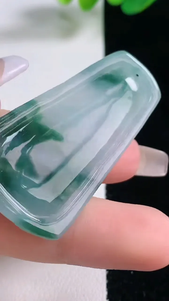 天然A货翡翠飘花阿弥陀佛吊坠，尺寸47-26.2-4.9，重量:12.87g
12月28日