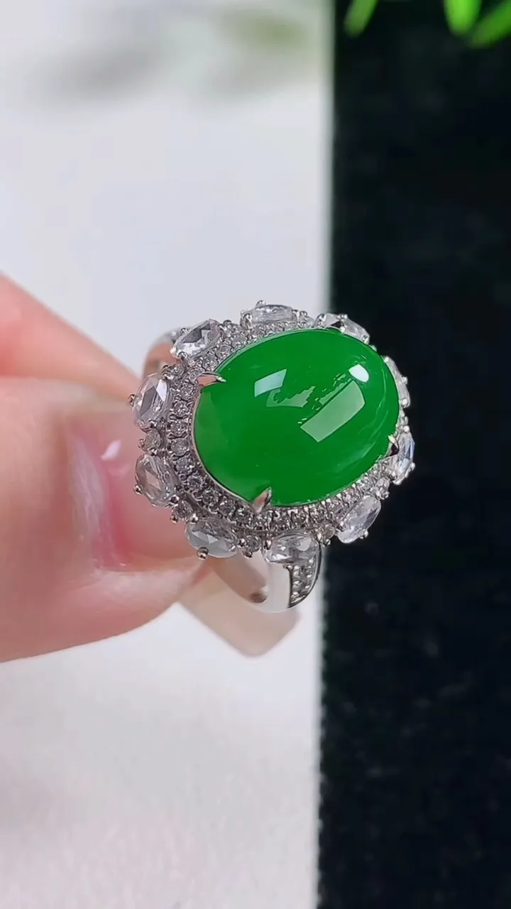 天然A货翡翠蛋面戒指，尺寸17.3-12-9.7-12.3，重量:5.89g2025年12月28日
