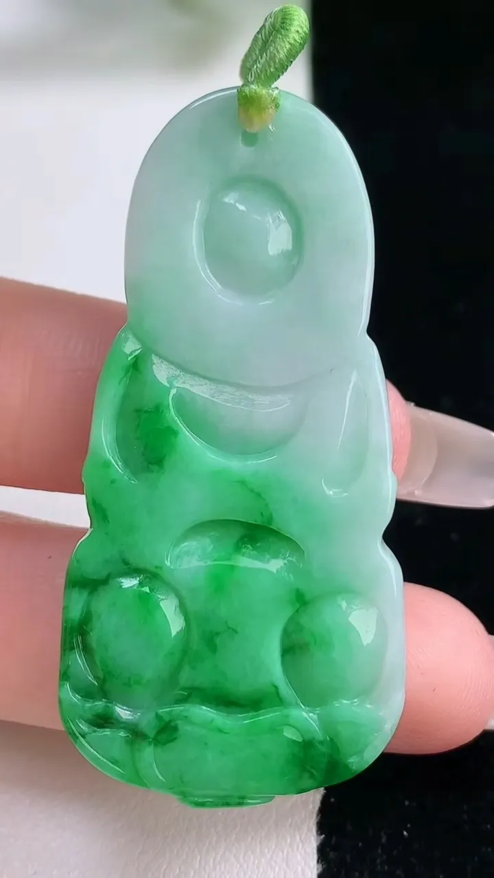 天然A货翡翠观音菩萨吊坠，尺寸51.7-25.4-5.1，重量:13.59g
12月28日