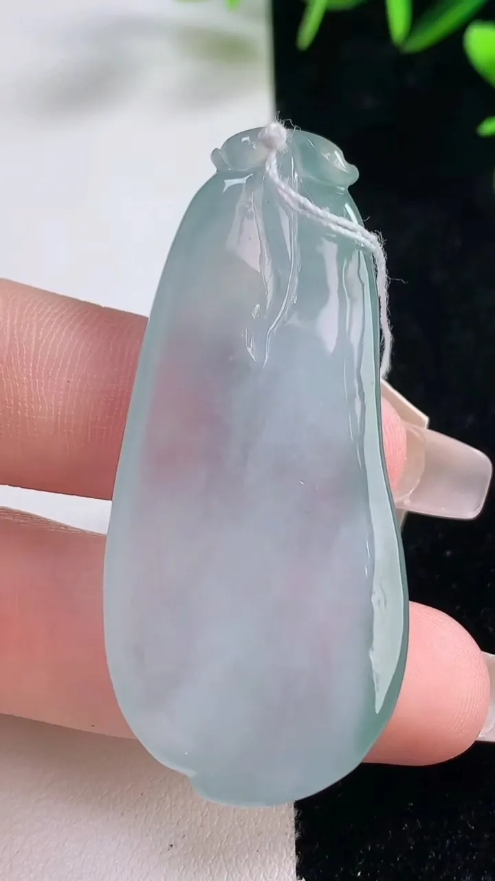 天然A货翡翠福瓜吊坠，尺寸53-23-7.9，重量:19.04g
12月28日