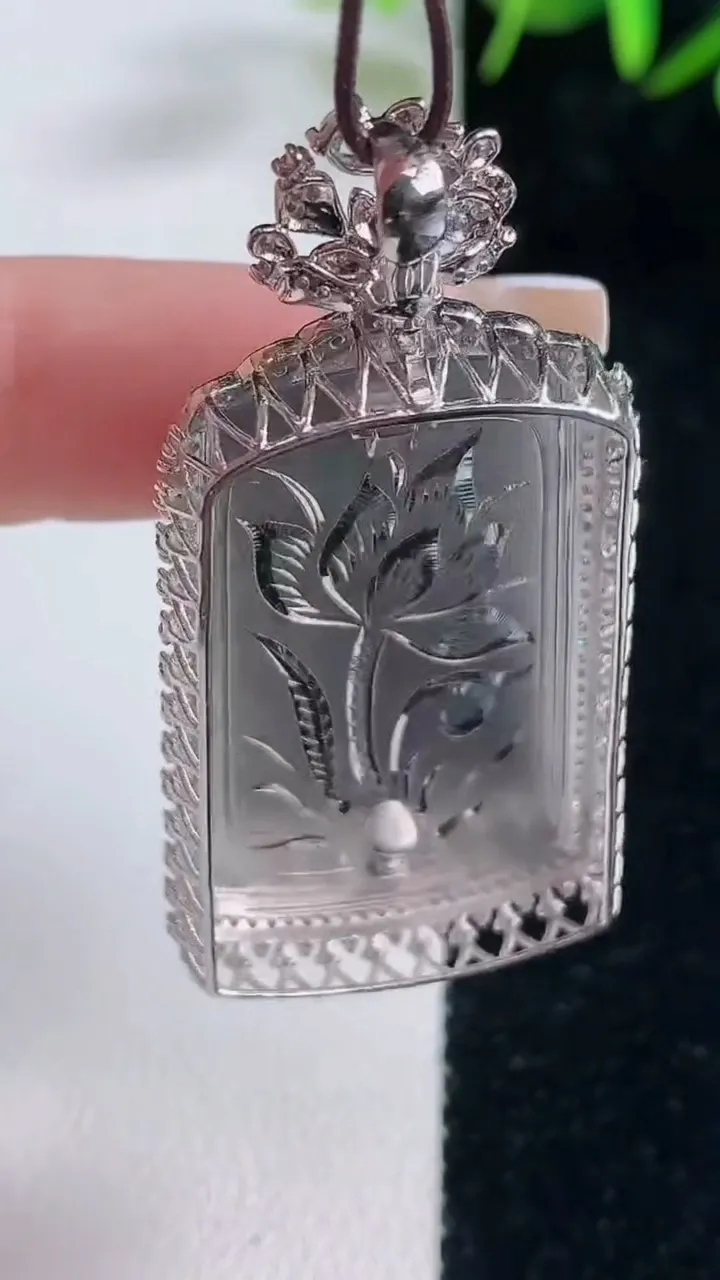 天然A货翡翠无事牌吊坠，尺寸48.3-23.7-8.4，裸石33.4-20.3重量:11.85g
12月28日