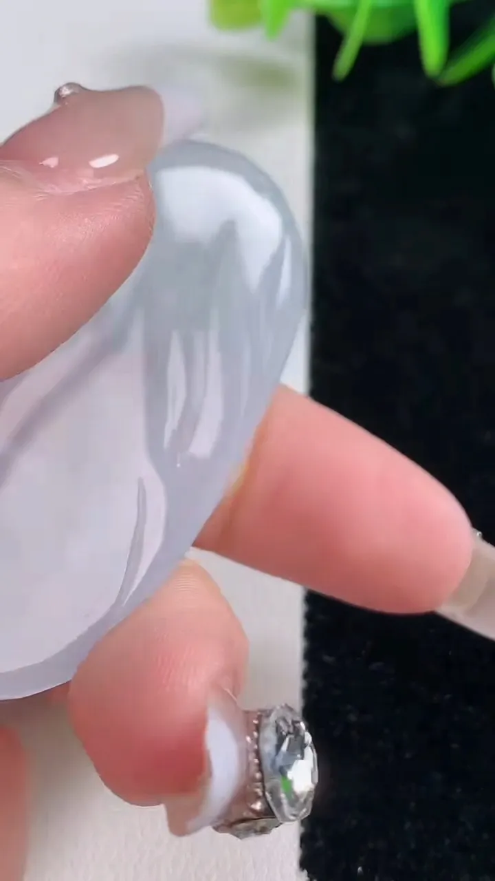 天然A货翡翠种飘花观音菩萨吊坠，尺寸58-32.6-5.8，重量:22.91g
12月28日