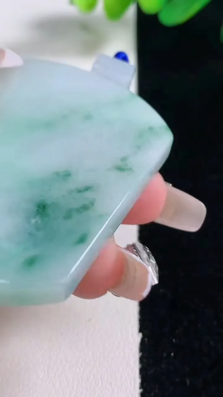 天然A货翡翠飘花无事牌吊坠，尺寸56-41.5-6，重量:42.32g
12月28日