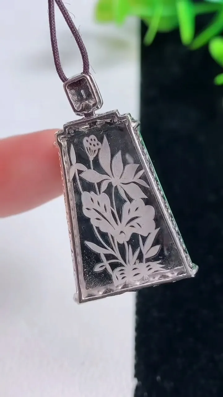 天然A货翡翠无事牌吊坠，尺寸33.7-25.7-18-4.5，重量:4.68g
12月28日