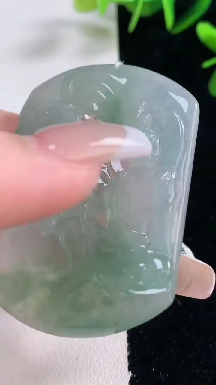 天然A货翡翠普贤菩萨吊坠，尺寸52.8-39.4-5.4，重量:24.74g
12月28日