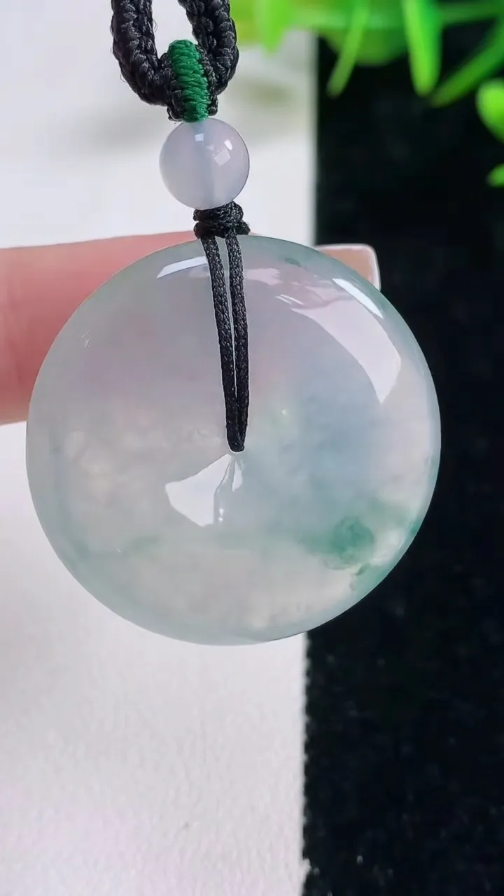 天然A货翡翠种飘花平安扣吊坠，尺寸30.6-7，重量:16.92g
12月28日