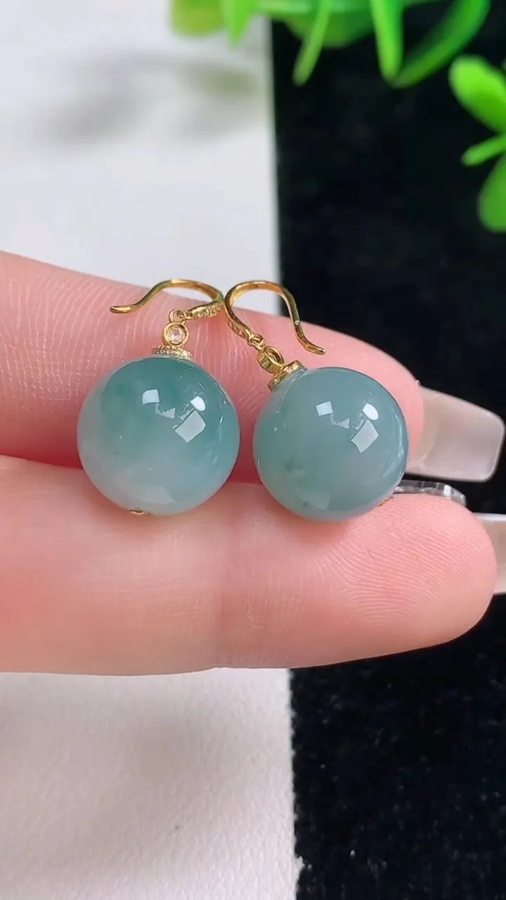 天然A货翡翠18K金飘花圆珠耳坠，尺寸12，重量:9.59g12月28日
工厂直销收藏佳品,种好水足，色泽均匀，有种有色，上手高大气！