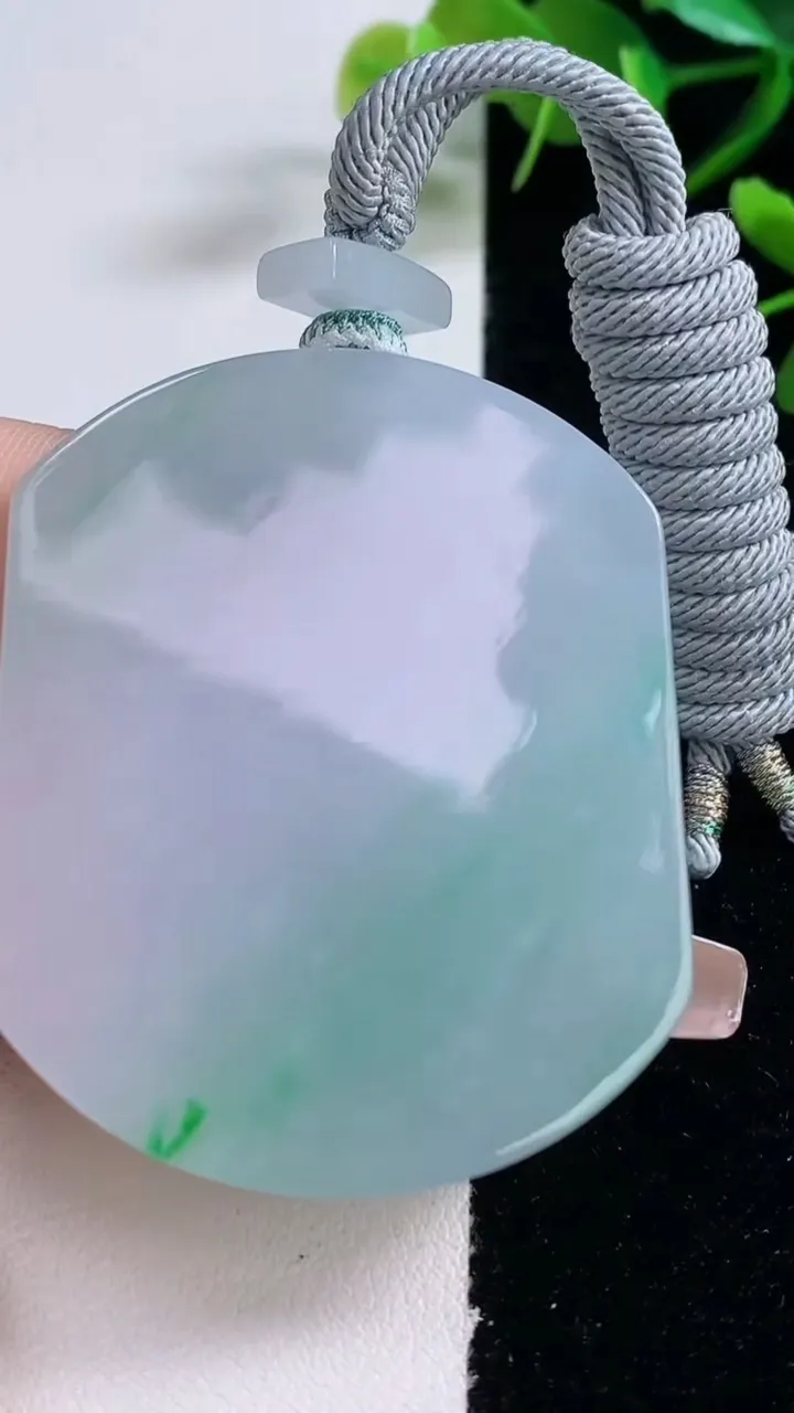 天然A货翡翠无事牌吊坠，尺寸53.4-43.3-6.7，重量:49.19g
12月28日