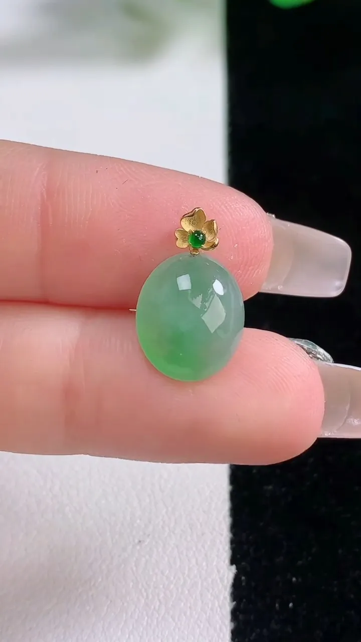 天然A货翡翠蛋面吊坠，尺寸12-10.3-5.2，重量:1.14g
12月28日