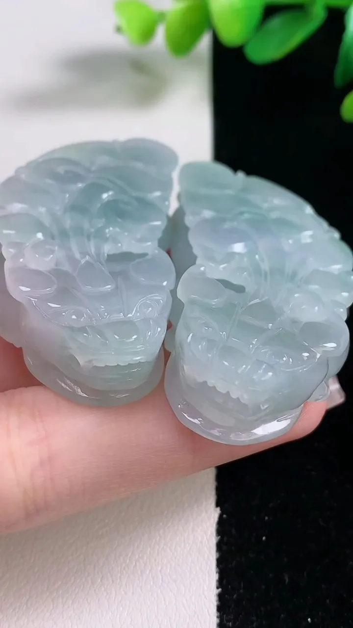 天然A货翡翠貔貅吊坠一对，尺寸50.6-25.4-11.6，重量:68.98g
12月28日