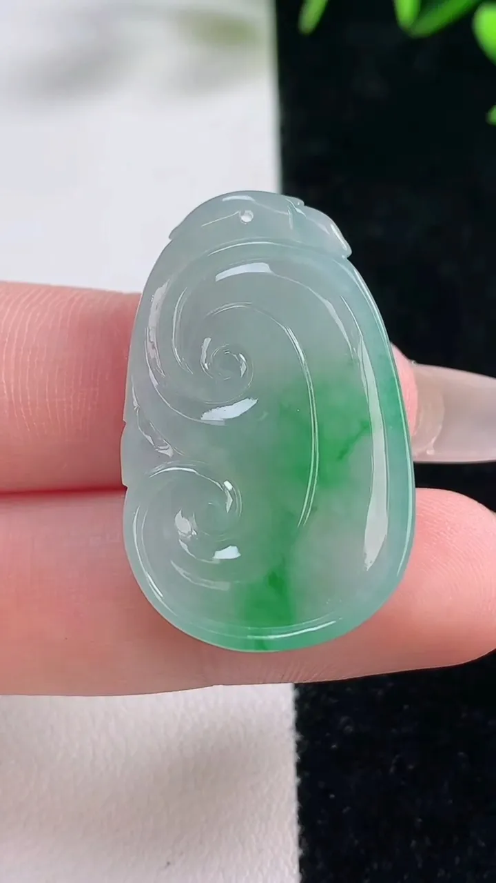 天然A货翡翠如意吊坠，尺寸32.5-20.3-5.3，重量:7.68g
12月28日