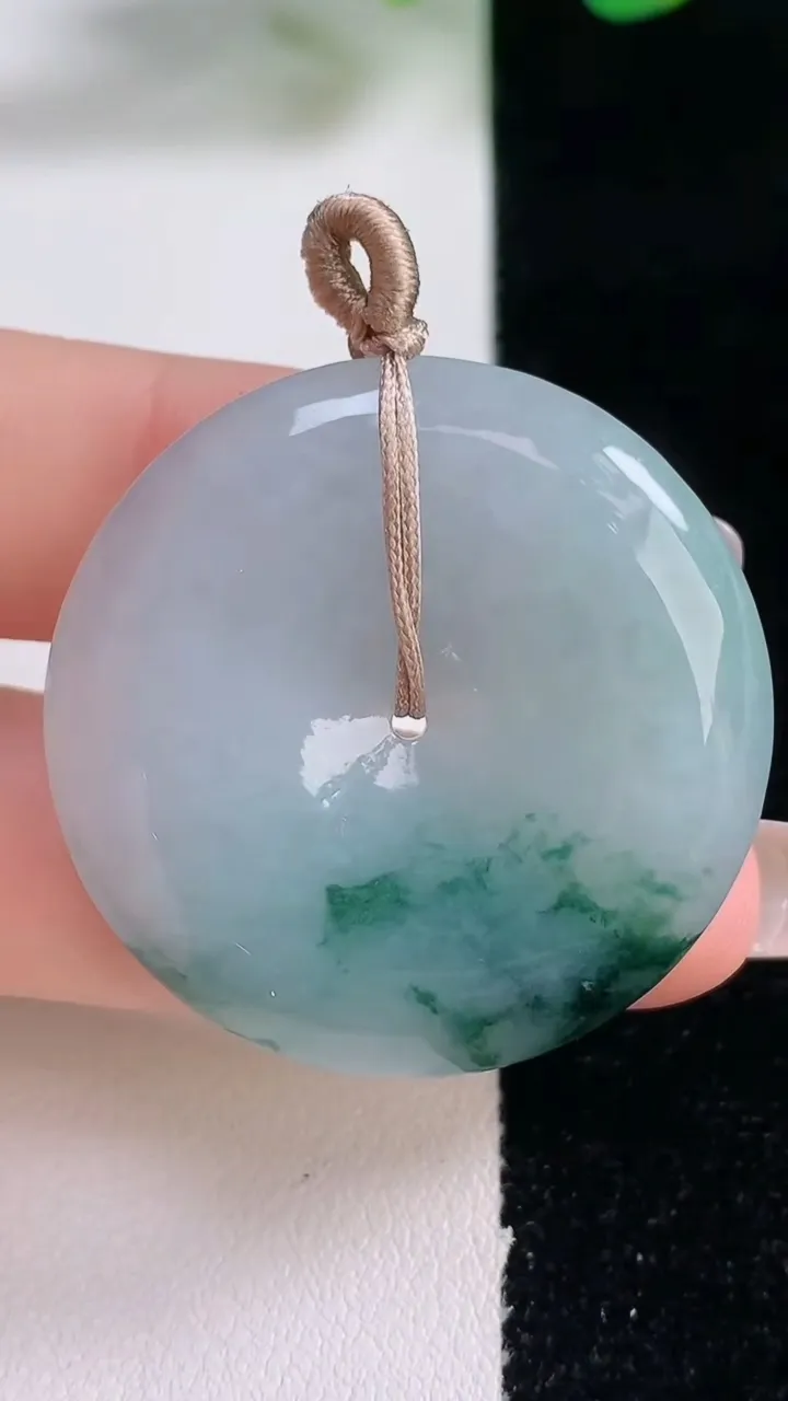 天然A货翡翠飘花平安扣吊坠，尺寸35.7-6.2，重量:16.88g
12月28日