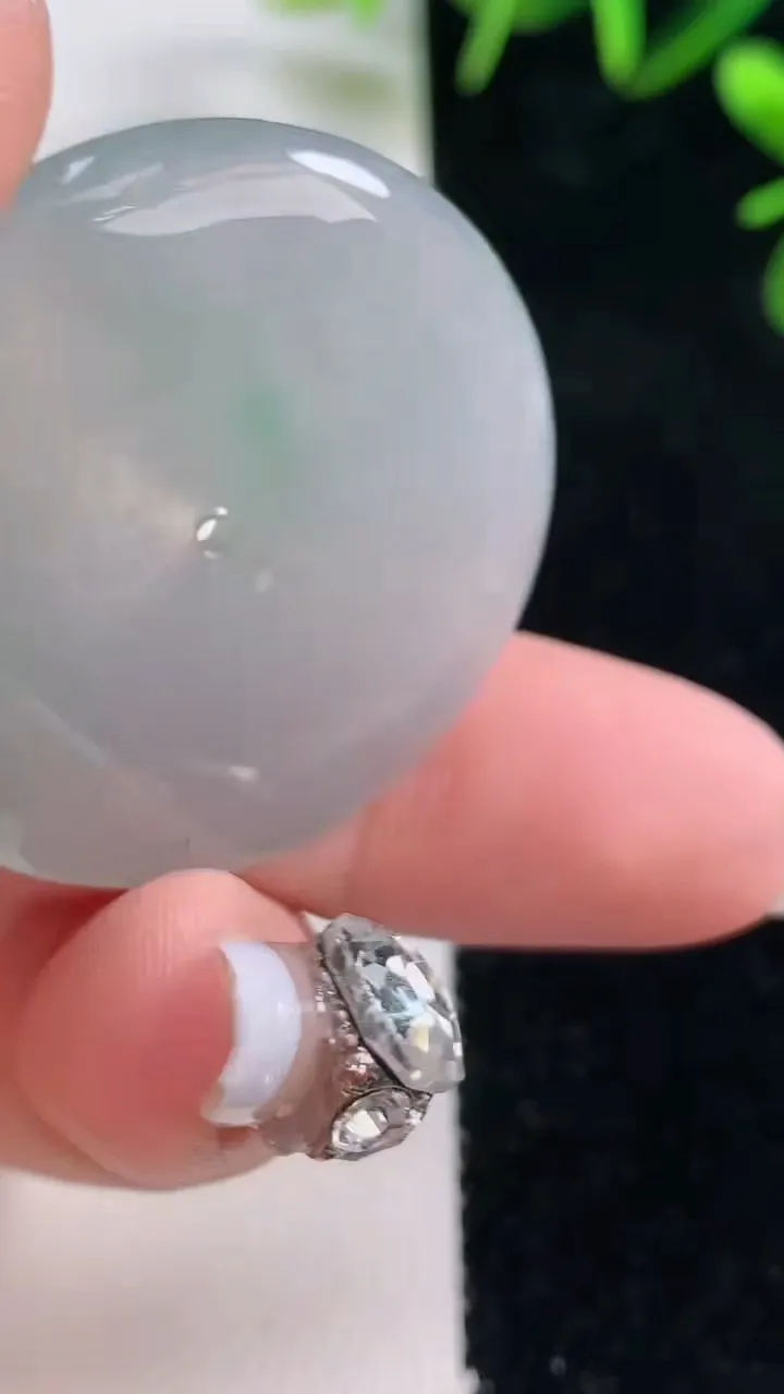 天然A货翡翠平安扣吊坠，尺寸33.6-5.4，重量:14.45g
12月28日