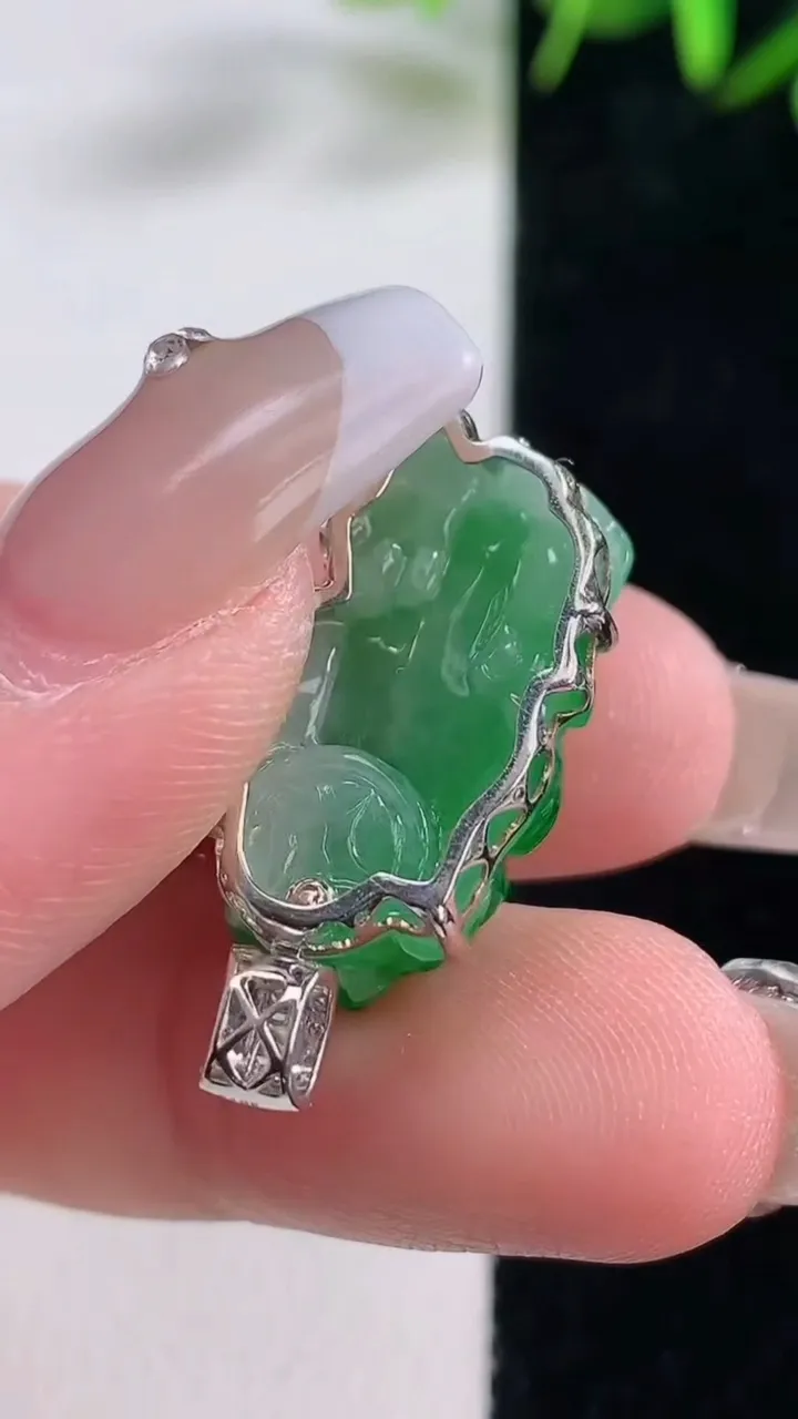 天然A货翡翠貔貅吊坠，尺寸22.4-12.8-11，重量:6.02g
12月28日