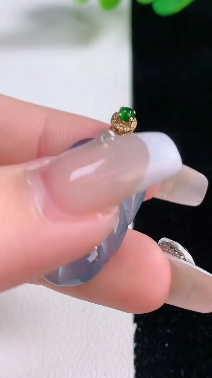 天然A货翡翠18K金紫罗兰金枝玉叶 叶子吊坠，尺寸26-15.8-4.2，重量:4.14g
12月2