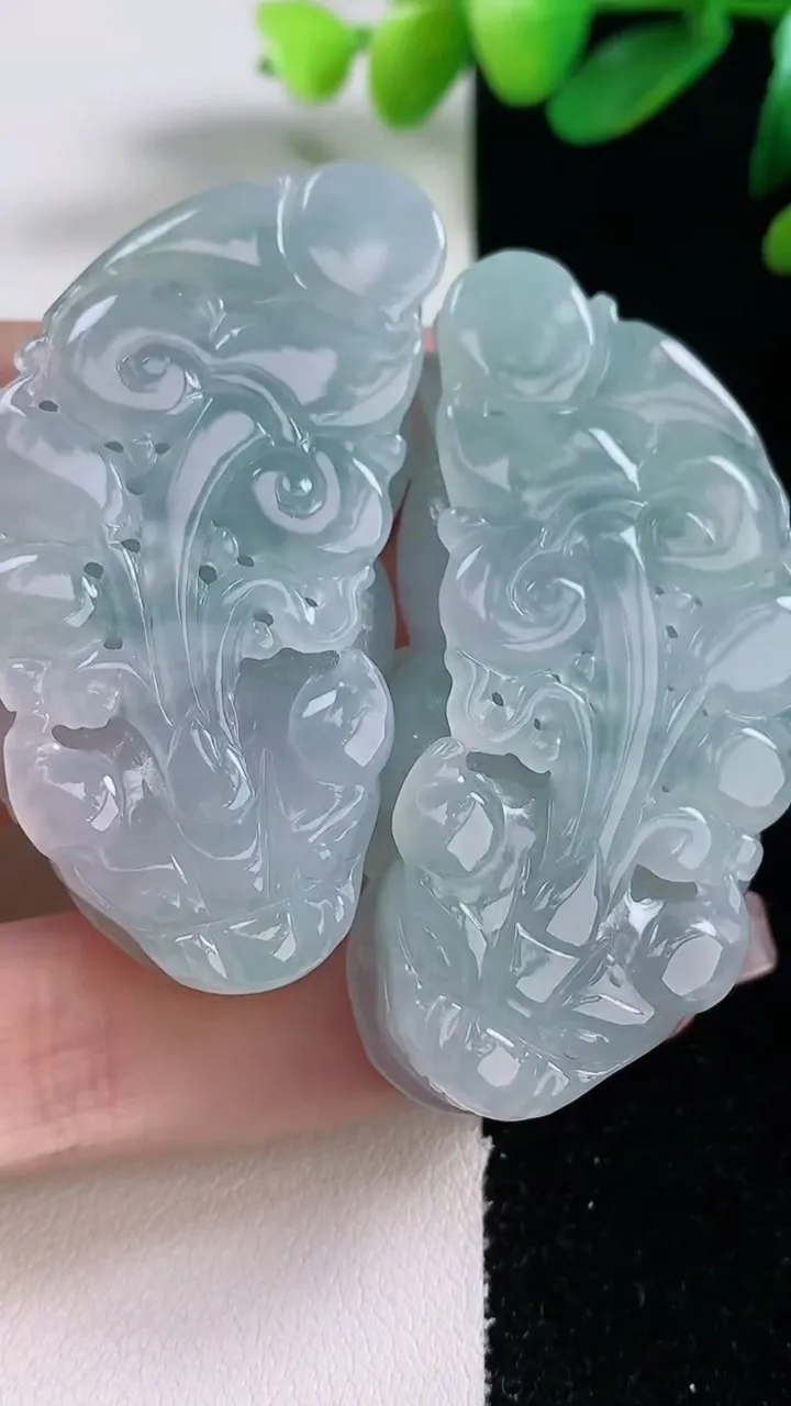 天然A货翡翠貔貅吊坠一对，尺寸50.6-25.4-11.6，重量:68.98g
12月28日