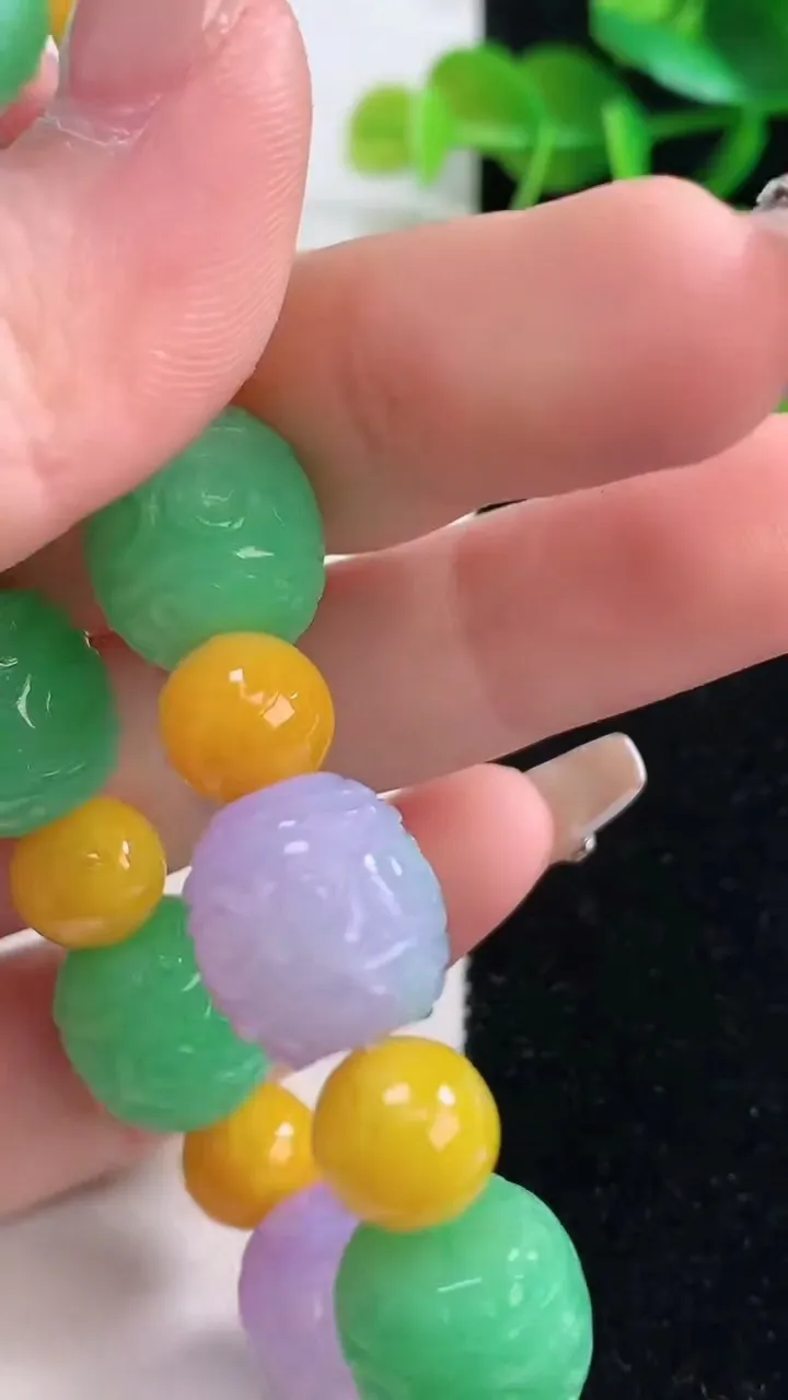 天然A货翡翠双彩雕花路路通手串，尺寸13-13-18颗，重量:49.65g12月28日
工厂直销收藏佳品,种好水足，色泽均匀，有种有色，上手高大气！