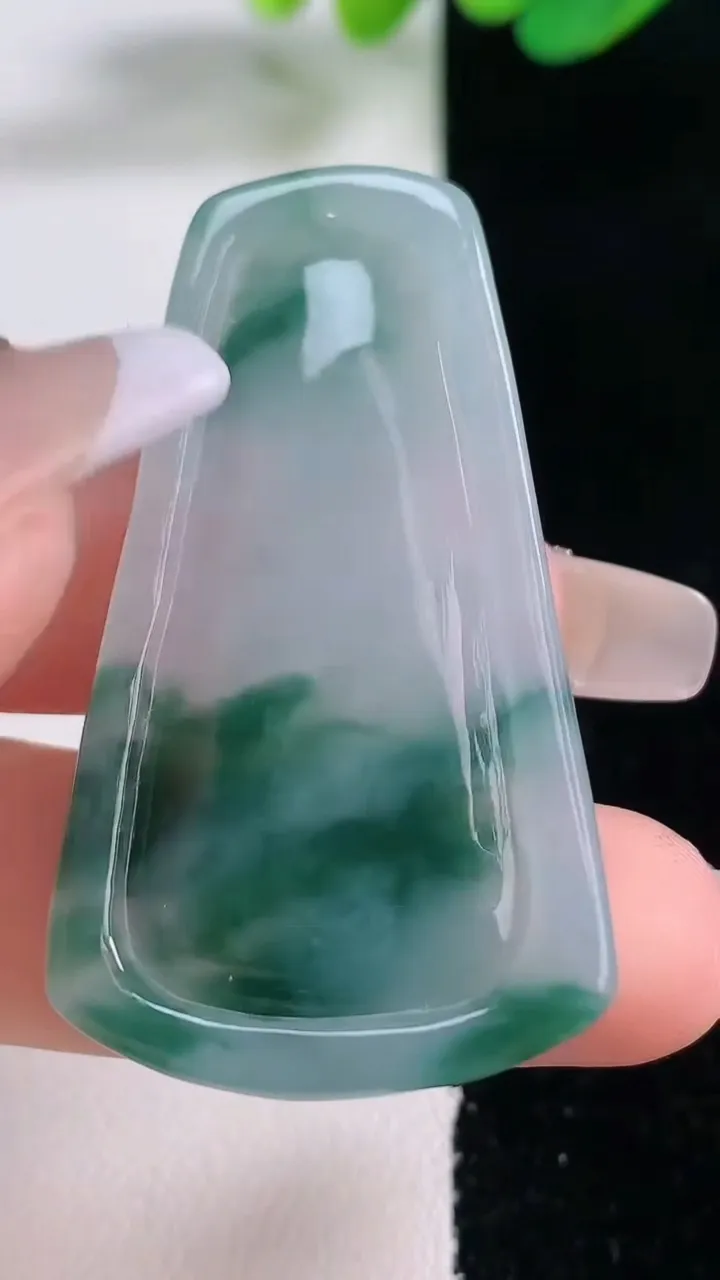 天然A货翡翠飘花阿弥陀佛吊坠，尺寸47-26.2-4.9，重量:12.87g
12月28日