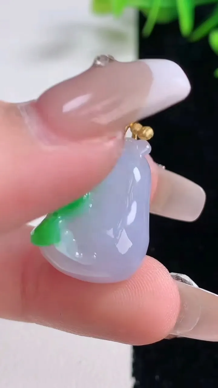 天然A货翡翠18K金春带彩紫罗兰福瓜吊坠，尺寸23.4-15.7-15，重量:7.62g
12月28