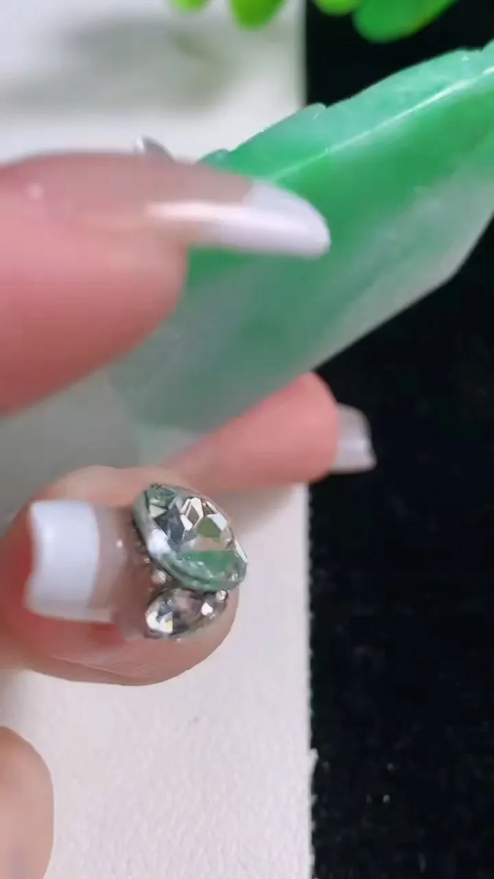 天然A货翡翠山水牌吊坠，尺寸75-35.8-6.3，重量:43.14g
12月28日