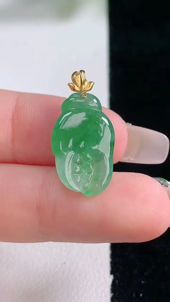 天然A货翡翠蟹钳吊坠，尺寸18.7-10.8-4，重量:1.80g
12月28日